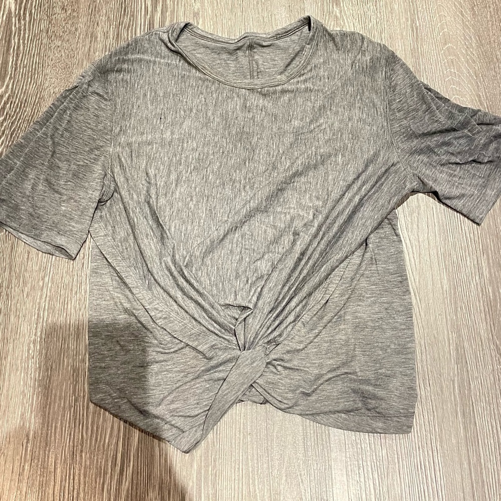 Lululemon knot tee Size 6